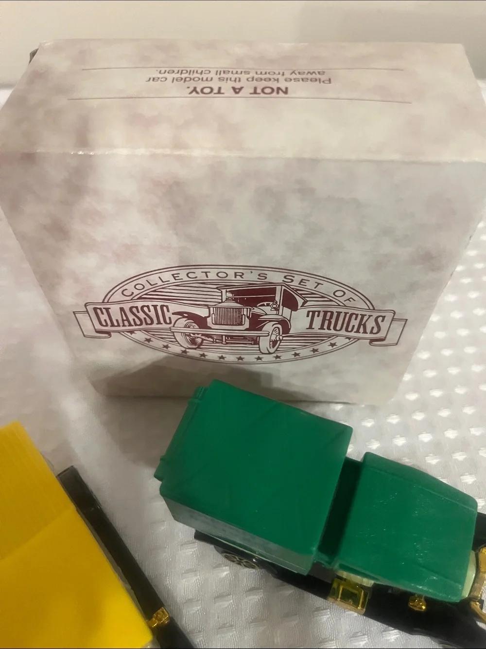 Classic Collectors Trucks Set - Yellow & Green Vintage-Style Trucks